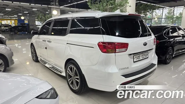 Kia Carnival 2016 thumb 4