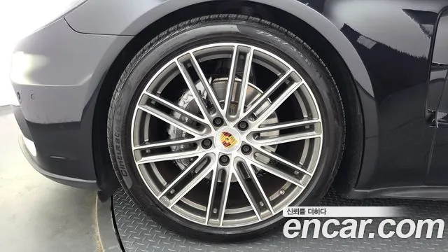 Porsche Panamera 2018 thumb 5