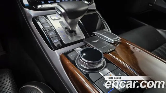 Genesis G90 2016 thumb 9
