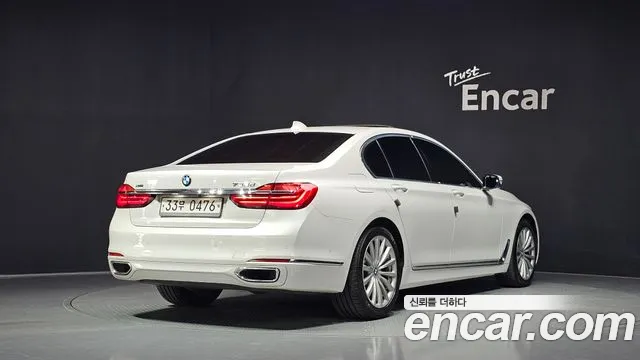 BMW 7-Series 2016 thumb 2
