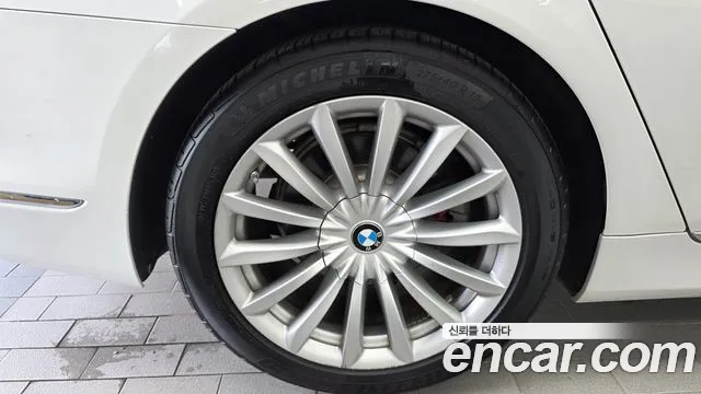 BMW 7-Series 2016 thumb 5
