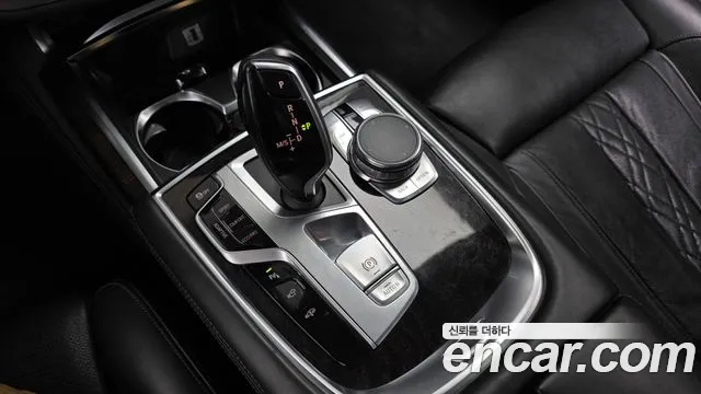 BMW 7-Series 2016 thumb 9