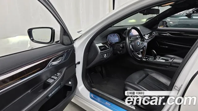 BMW 7-Series 2016 thumb 10