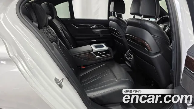 BMW 7-Series 2016 thumb 12