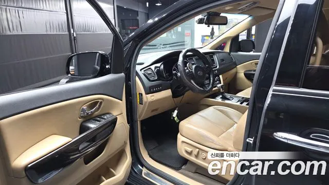 Kia Carnival 2016 thumb 10