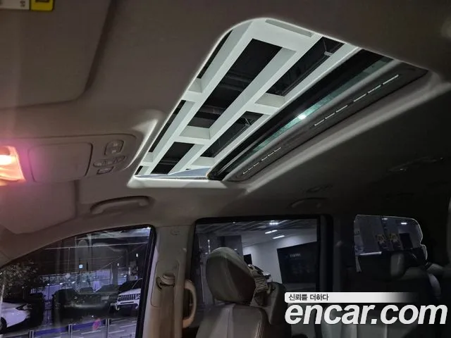 Kia Carnival 2013 thumb 10