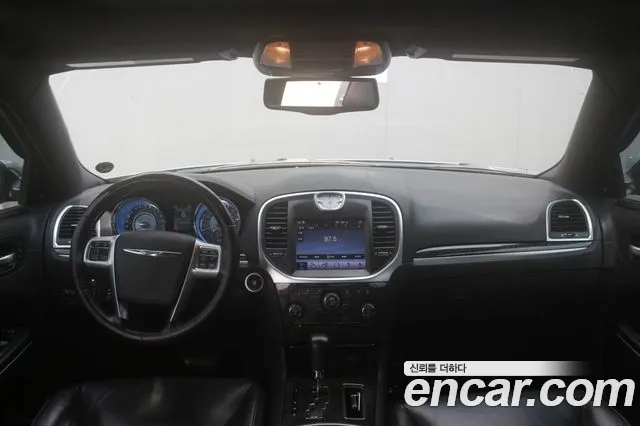Chrysler 300C 2011 thumb 2