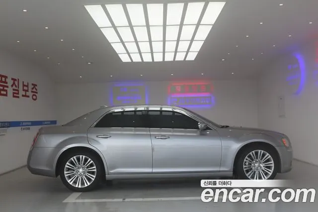 Chrysler 300C 2011 thumb 6