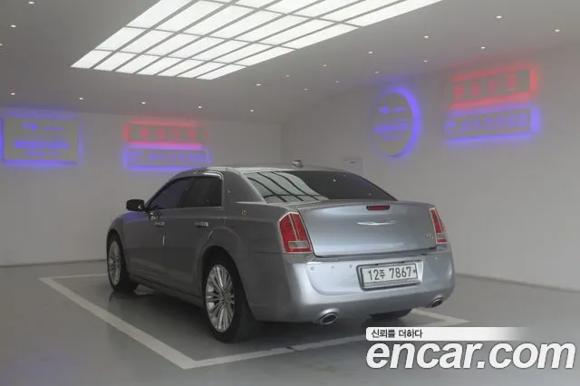 Chrysler 300C 2011 thumb 8