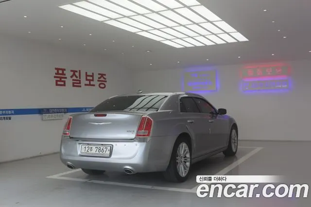 Chrysler 300C 2011 thumb 9