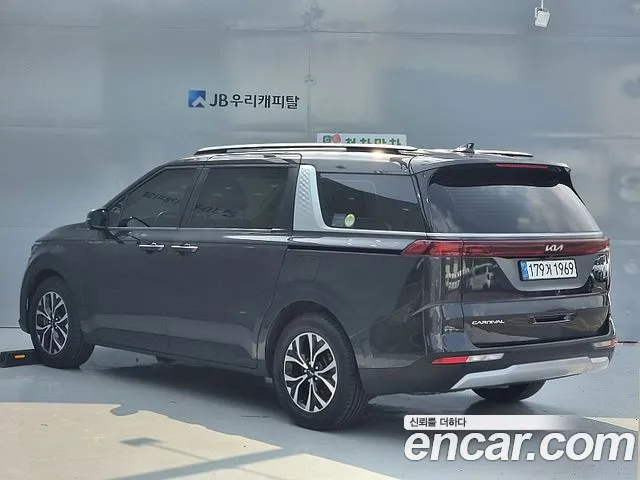 Kia Carnival 2021 thumb 3