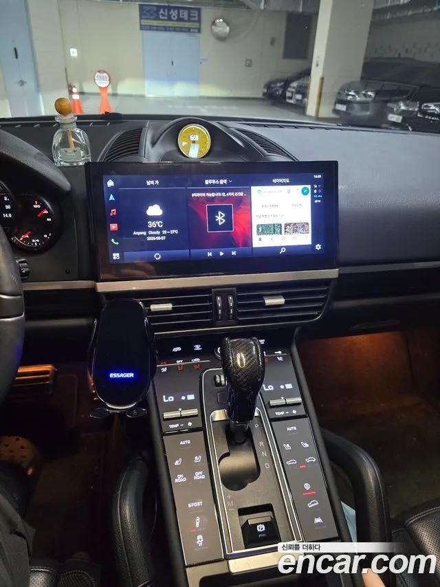 Porsche Cayenne 2011 thumb 9