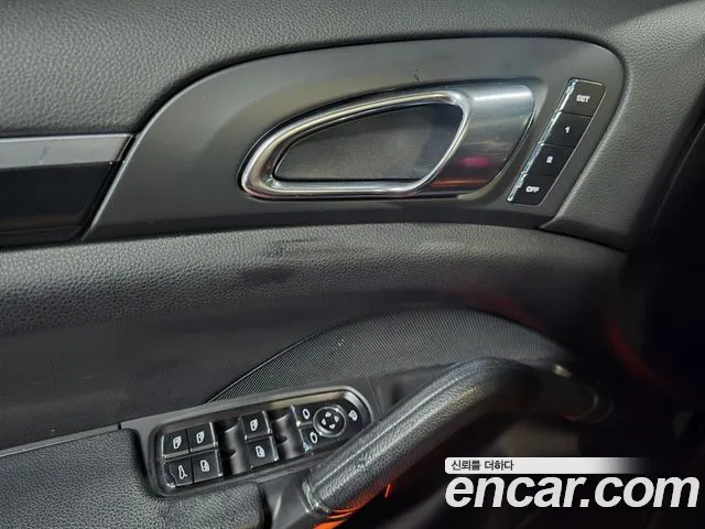 Porsche Cayenne 2011 thumb 12