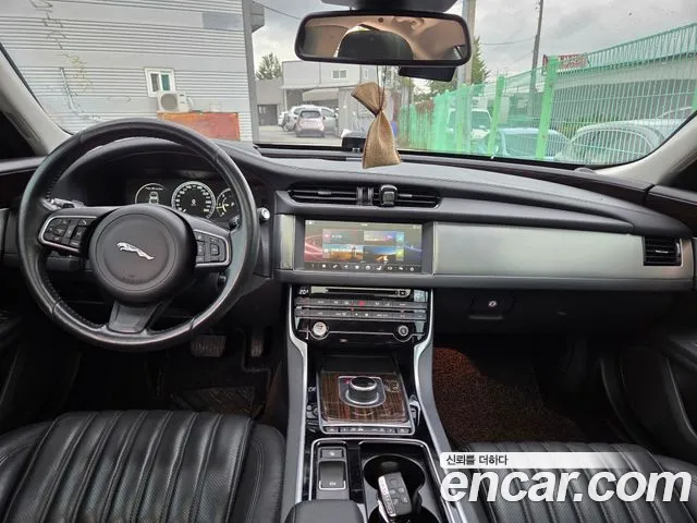 Jaguar XF 2016 thumb 3