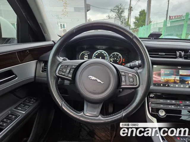 Jaguar XF 2016 thumb 5