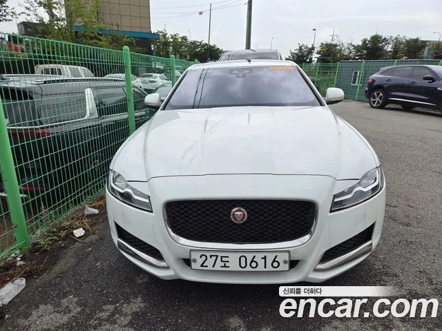 Jaguar XF 2016 thumb 10