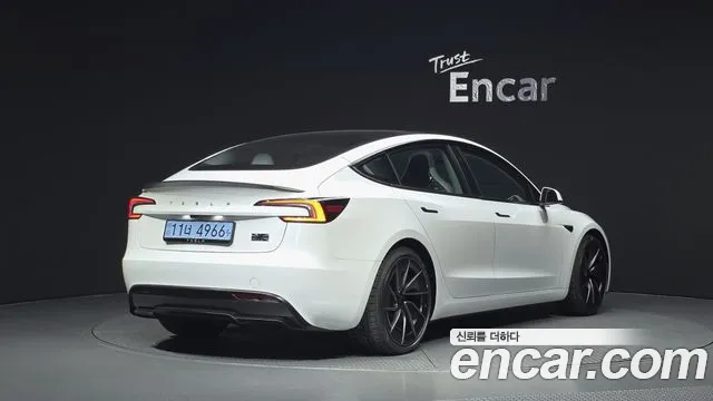 Tesla Model 3 2026 thumb 2