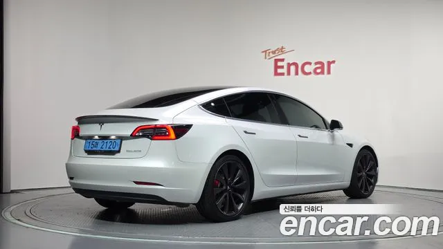 Tesla Model 3 2020 thumb 2