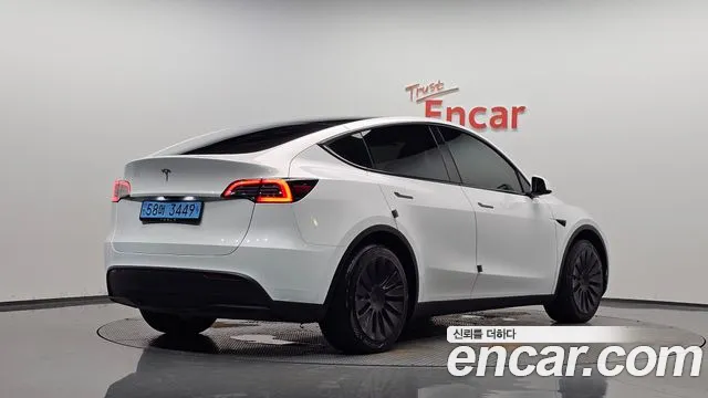 Tesla Model Y 2023 1