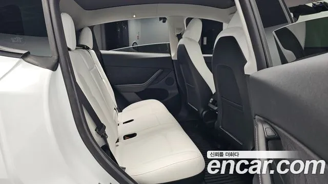 Tesla Model Y 2023 thumb 10