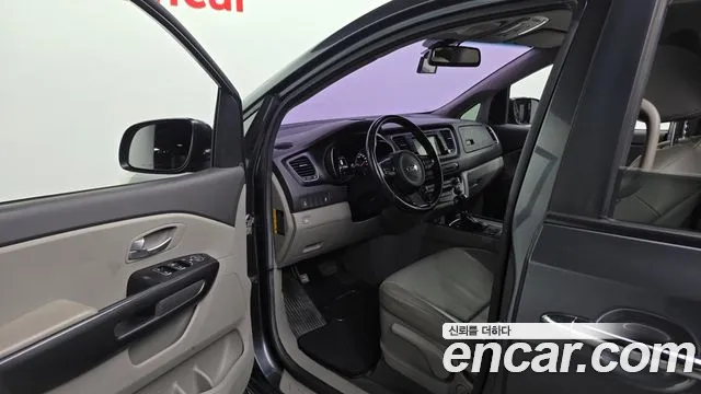 Kia Carnival 2014 thumb 10