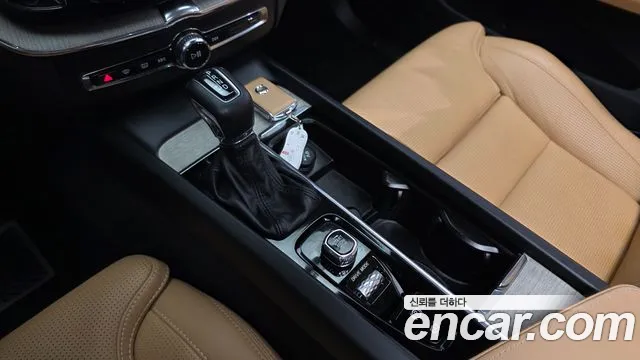 Volvo XC60 2019 thumb 9