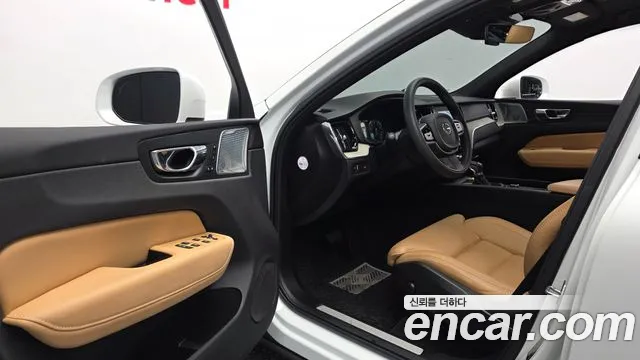 Volvo XC60 2019 thumb 10