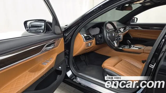 BMW 7-Series 2019 thumb 10