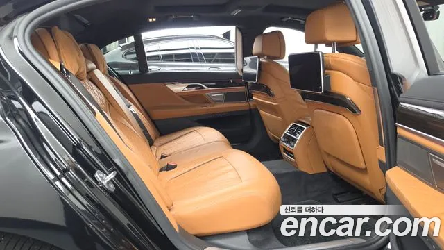 BMW 7-Series 2019 thumb 12