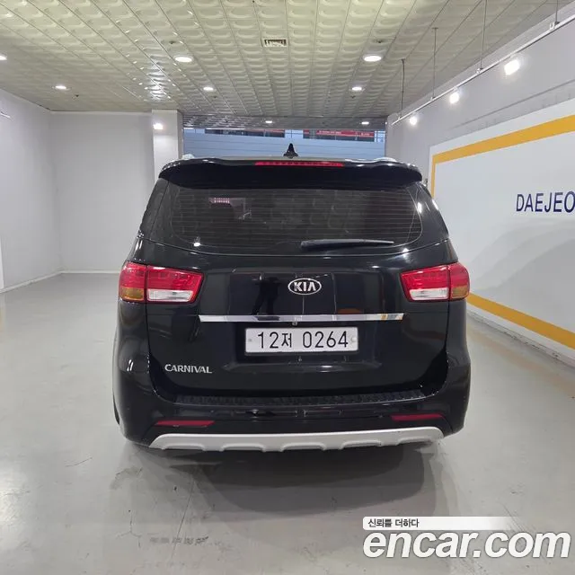 Kia Carnival 2017 thumb 4