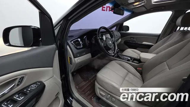 Kia Carnival 2015 thumb 10