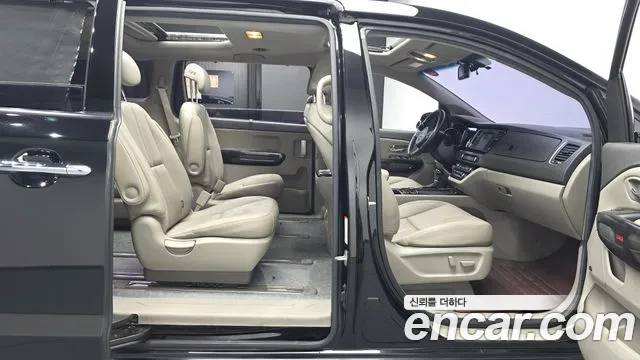 Kia Carnival 2015 thumb 11