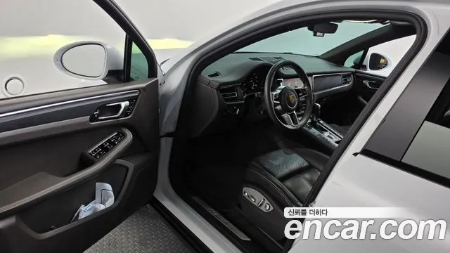 Porsche Macan 2021 thumb 10