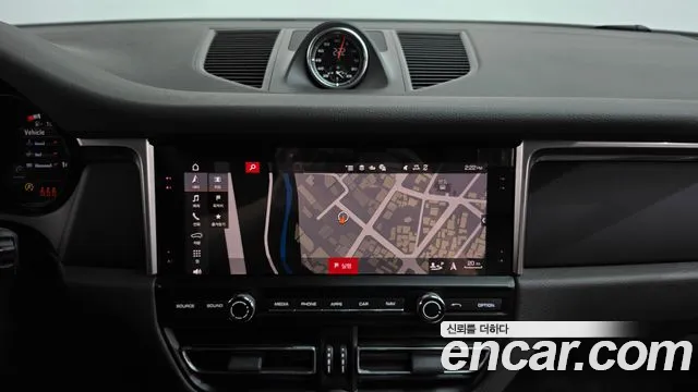 Porsche Macan 2021 thumb 12