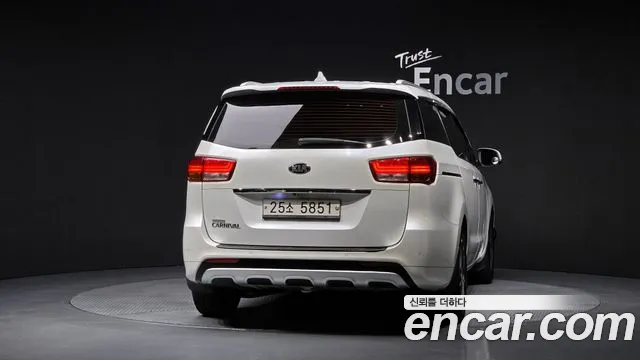 Kia Carnival 2015 thumb 4
