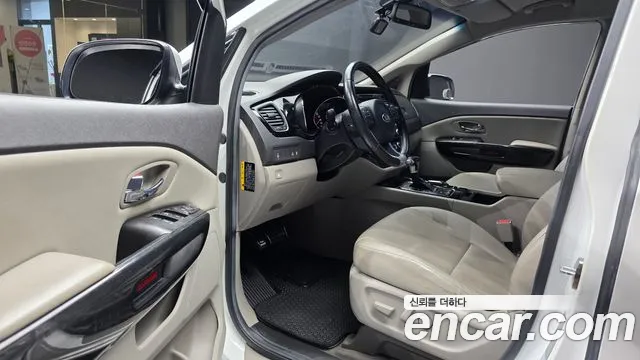 Kia Carnival 2015 thumb 10