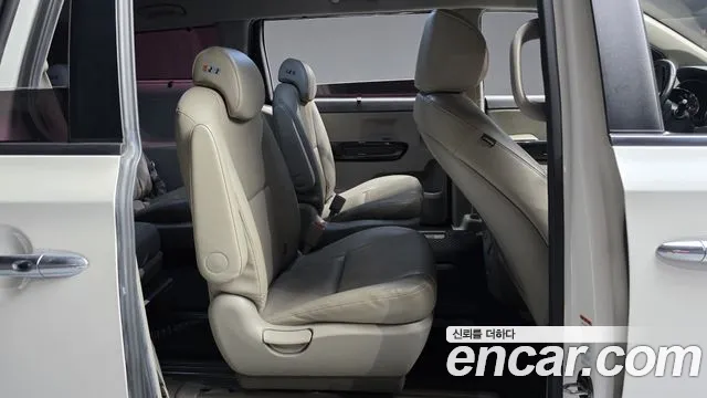 Kia Carnival 2015 thumb 11
