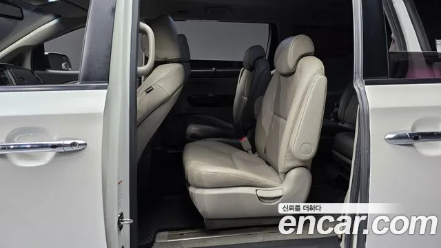 Kia Carnival 2015 thumb 12