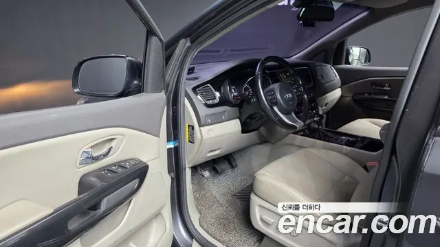 Kia Carnival 2016 thumb 10