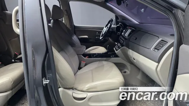 Kia Carnival 2016 thumb 11