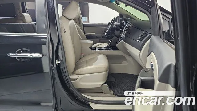 Kia Carnival 2018 thumb 11