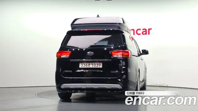 Kia Carnival 2017 thumb 4