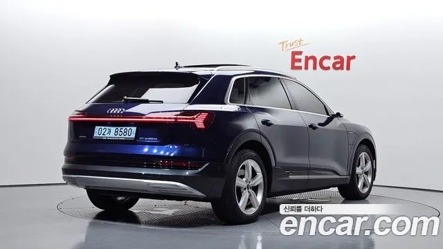 Audi e-tron 2021 thumb 2