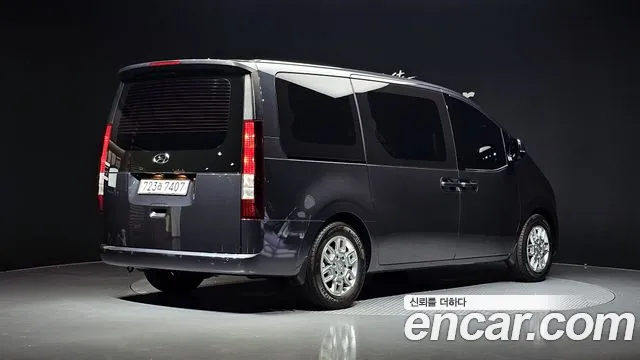 Hyundai Staria 2023 thumb 2