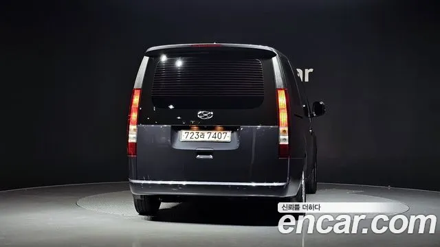 Hyundai Staria 2023 thumb 4