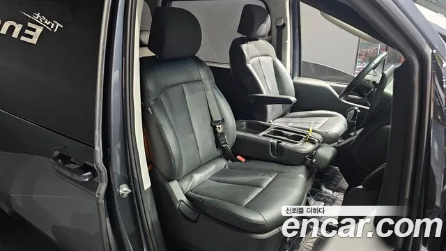 Hyundai Staria 2023 thumb 12
