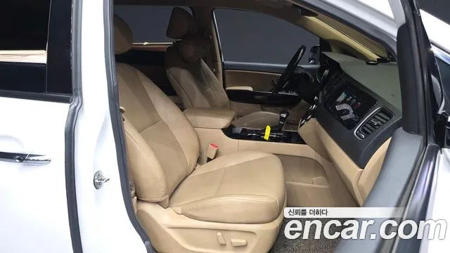 Kia Carnival 2018 thumb 11
