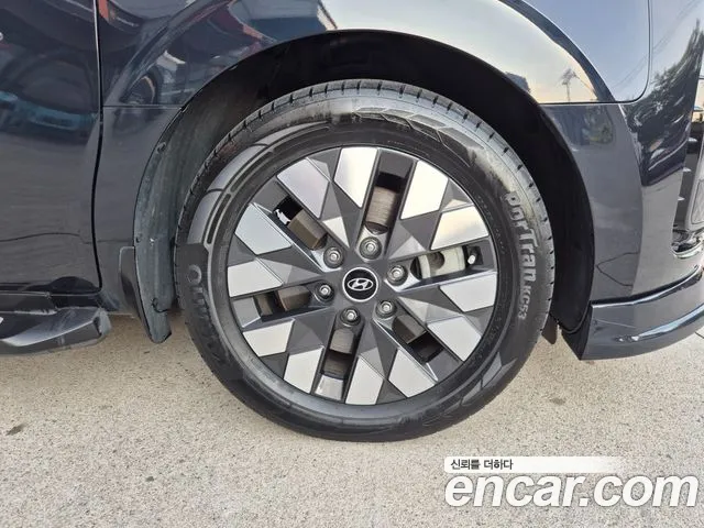 Hyundai Staria 2024 thumb 5