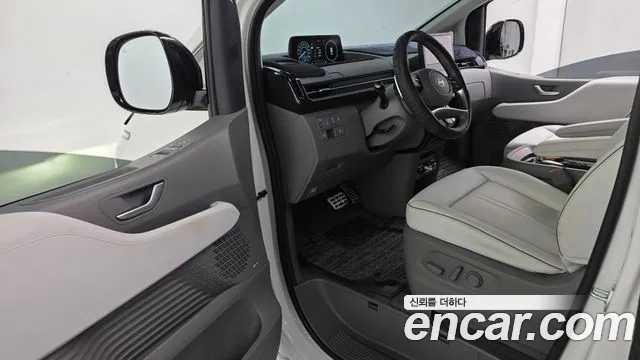 Hyundai Staria 2025 thumb 10
