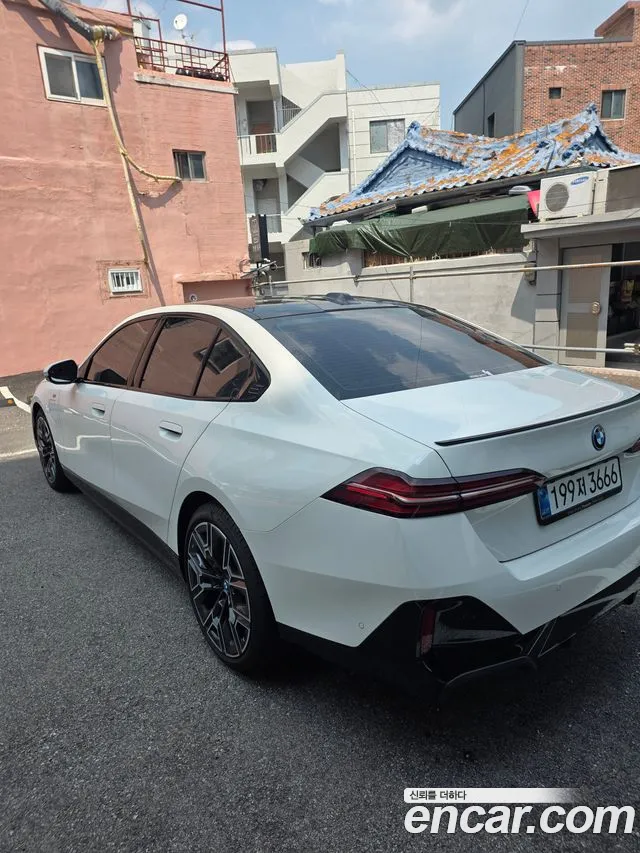 BMW 5-Series 2025 thumb 2